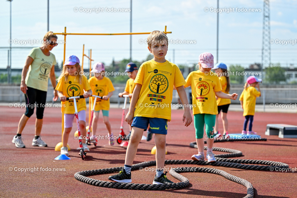 Kindergarten Olympiade 2024_ Stadion Traun_ 07.06.2024-49 | 07.06.2024, Stadion der Stadt Traun, AUT, Kindergarten Olympiade 2024, im Bild Kinder, Hindernis, Fussball, Laufen, Action