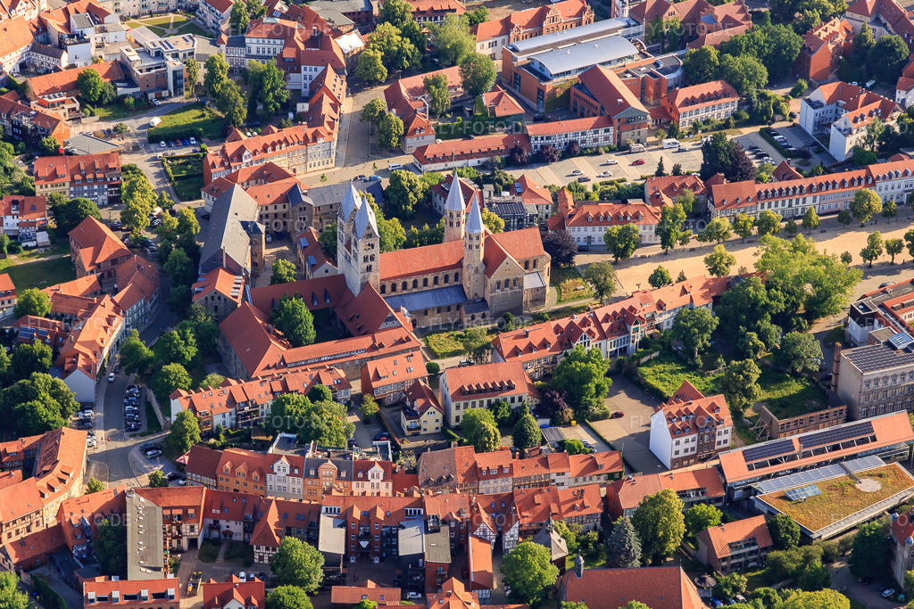 Luftbild: Liebfrauenkirche (Ev.-reformierte Gemeinde) am Domplatz im Ortsteil Diocese Halberstadt in Halberstadt im Bundesland Sachsen-Anhalt in Deutschland. – Foto: IMG_148224.jpg vom 14.06.2025 durch Werner Riehm/FLY-FOTO.de – Auflösung des Originals: 5113 x 3408 px – Reformierter Kirchenkreis der EKM | Liebfrauengemeinde Halberstadt