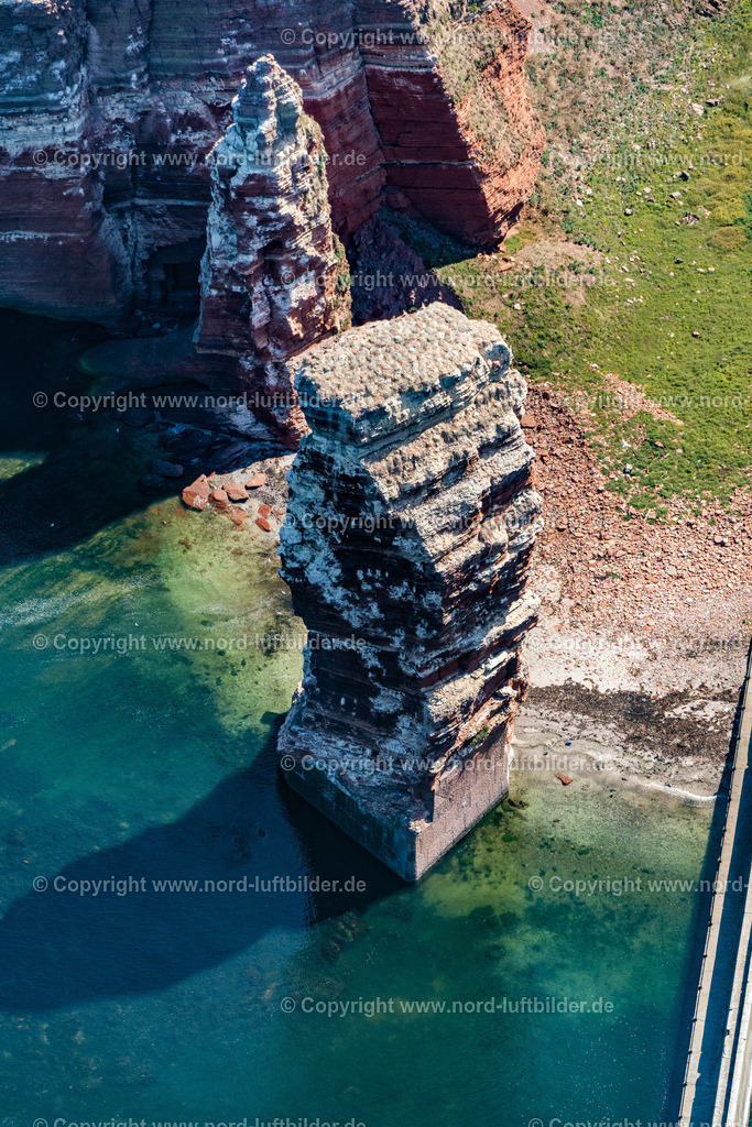 Helgoland_Lange_Anne_Lummenfelsen_Els_7997130822 | HELGOLAND 13.08.2022 Die freistehende Felsnadel / Brandungspfeiler Lange Anna auf Helgoland im Bundesland Schleswig-Holstein. Sie besteht aus rotem Buntsandstein. Weiterführende Informationen bei: Helgoland Tourismus-Service. // The detached rock needle / surf pillars Tall Anna on Helgoland in Schleswig-Holstein. Further information at: Helgoland Tourismus-Service. Foto: Martin Elsen