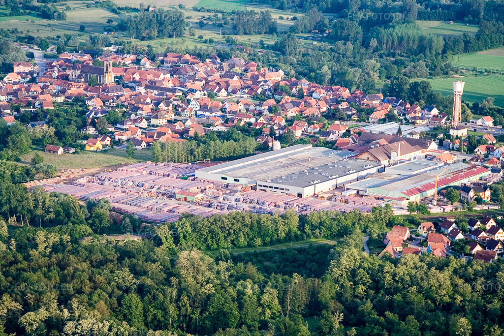 Vue aérienne: Seltz à Schaffhouse-près-Seltz dans le département Bas Rhin, France – .Photo: IMG_2406.jpg prise le 04/06/2006 par Werner Riehm/FLY-FOTO.eu – Résolution de l'original: 3456 x 2304 px