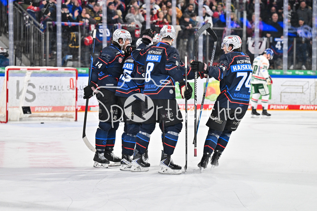 Nürnberg Ice Tigers - Augsburger Panther | NUREMBERG, GERMANY - 23. JANUARY: Jubel der Ice Tigers nach dem Treffer zum 3-1 durch Charlie GERARD (Nürnberg Ice Tigers 95) / Tor / Torschuetze / Freude / Happy während dem Match zwischen den Nürnberg Ice Tigers und den Augsburger Panthern am 42. Spieltag der Penny DEL in der PSD Bank Nürnberg Arena