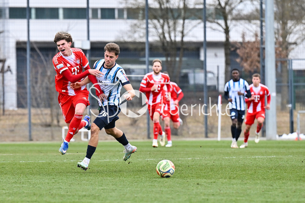 FC Bayern Amateure - Stuttgarter Kickers | MUNICH, GERMANY - 07. FEBRUARY: im Duell Guido DELLA ROVERE (FC Bayern München II 10) und Mario BORAC (Stuttgarter Kickers 36) während dem Testspiel zwischen den Amateuren des FC Bayern und den Stuttgarter Kickers am FC Bayern Campus