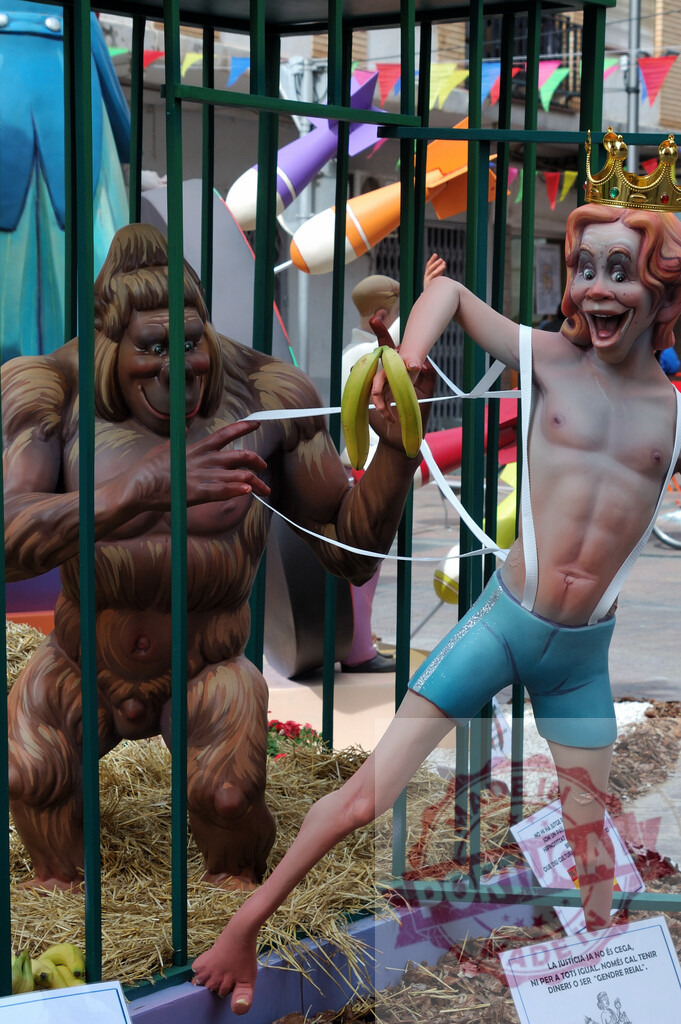 Fallas festival satire of King Juan Carlos. Fallas Fiestas Communidad Valenciana | Fallas ninot sculpture depicting a satirical scene with a gorilla and King Juan Carlos in a cage - Realisiert mit Pictrs.com