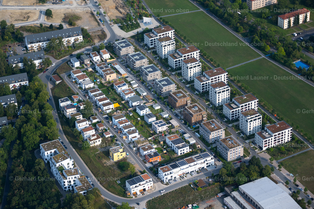 4047923 | WüRZBURG 21.08.2021 Mehrfamilienhaussiedlung- Neubau an der entlang der Norbert-Glanzberg-Straße im Ortsteil Frauenland in Würzburg im Bundesland Bayern, Deutschland. Weiterführende Informationen bei: INDUSTRIA WOHNEN GmbH,  Renggli International AG / Renggli AG. // Residential construction site with multi-family housing development- on the along the Norbert-Glanzberg-Strasse in Wuerzburg in the state Bavaria, Germany. Further information at: INDUSTRIA WOHNEN GmbH,  Renggli International AG / Renggli AG. Foto: Gerhard Launer