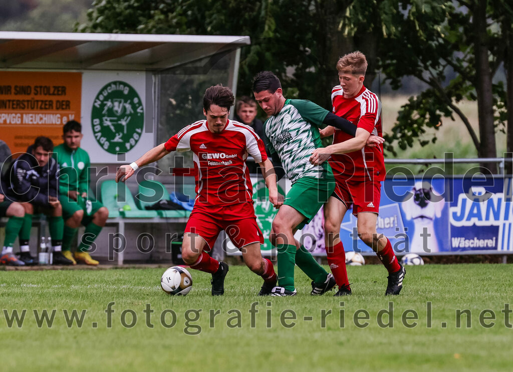 2023-08-06_062_SpVgg_Neuching_gegen_SG_Hoerlkofen-Woerth | Neuching, Deutschland, 06.08.2023:
Fußball, A-Klasse 2023 / 2024, 1. Spieltag, SpVgg Neuching gegen SG Hörlkofen/Wörth, Endergebnis: 0:0

Korbinian Nußrainer (SG Hörlkofen/Wörth, #10), Deniz Coskun (SpVgg Neuching, #6), Jakob Englhart (SG Hörlkofen/Wörth, #8)

Foto: Christian Riedel / fotografie-riedel.net