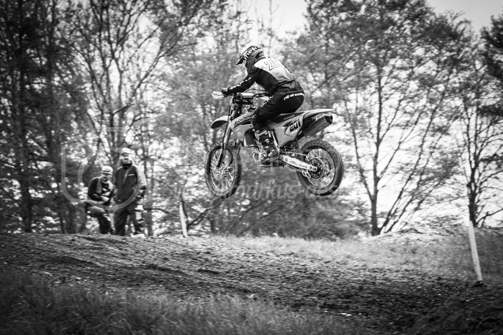 Motocross Schlatt bei Winterthur - 30. April 2023 | #201 Schorderet Sandra aus Prez-vers-Noreaz (CH) auf Kawasaki in der Kategorie Swiss MX Women Cup am Motocross Schlatt bei Winterthur, 30. April 2023. 
Instagram: @mx_schlatt | @mc_wila | @sam_schweiz
Bild: Sportfotografie Markus Aeschimann | www.markus-aeschimann.ch - Realisiert mit Pictrs.com