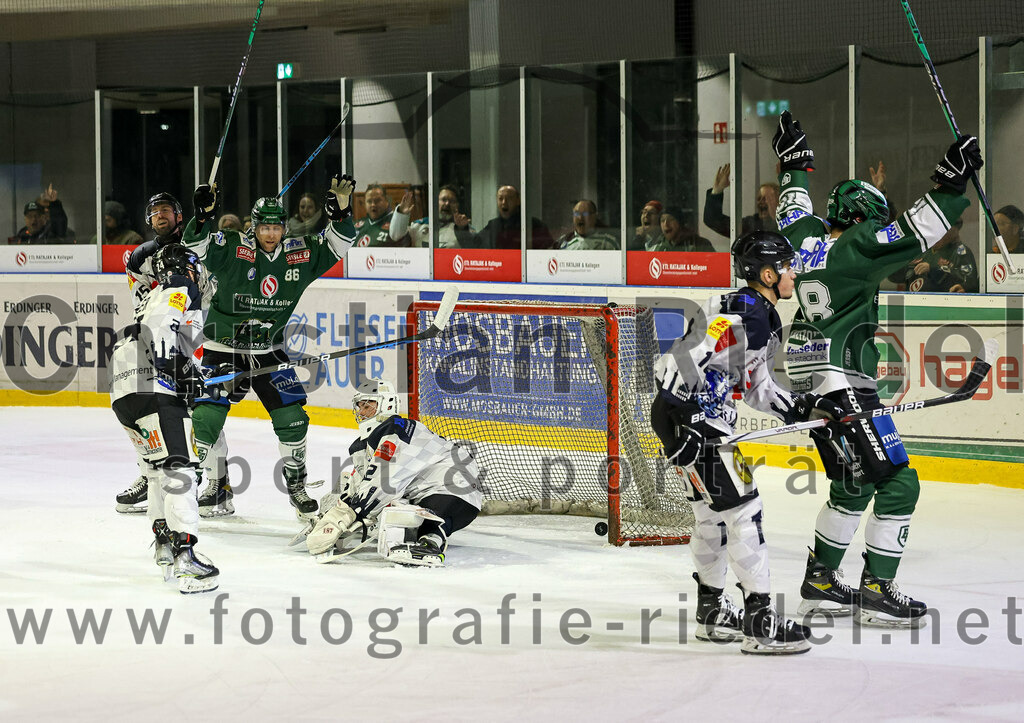2024-01-26_121_TSV_Erding_gegen_HC_Landsberg | Erding, Deutschland, 26.01.2024:
Eishockey, Bayernliga Vorrunde 2023 / 2024, 28. Spieltag, TSV Erding gegen HC Landsberg, Endergebnis: 6:2

Michael Trox (Erding Gladiators, #86), Torwart Moritz Borst (HC Landsberg, #32), Daniel Krzizok (Erding Gladiators, #18)

Foto: Christian Riedel / fotografie-riedel.net