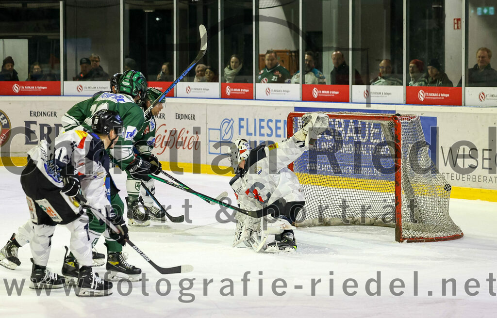 2024-01-26_120_TSV_Erding_gegen_HC_Landsberg | Erding, Deutschland, 26.01.2024:
Eishockey, Bayernliga Vorrunde 2023 / 2024, 28. Spieltag, TSV Erding gegen HC Landsberg, Endergebnis: 6:2

Michael Trox (Erding Gladiators, #86), Torwart Moritz Borst (HC Landsberg, #32)

Foto: Christian Riedel / fotografie-riedel.net