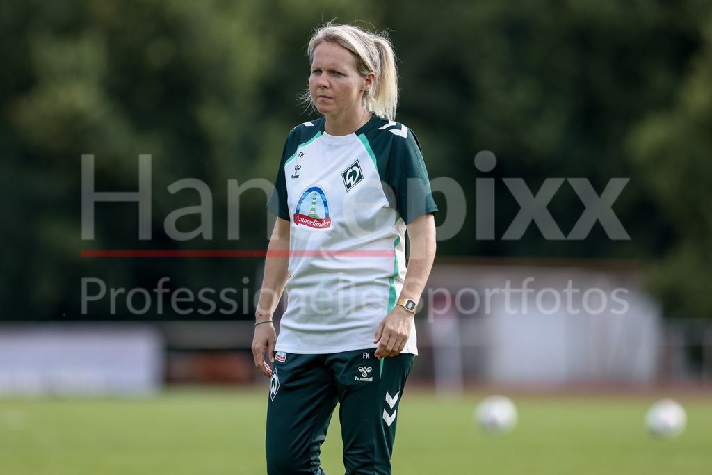 Fussball, Testspiel Frauen, SV Werder Bremen - Cerezo Osaka Yanmar Ladies | Friederike Kromp (Fritzy Kromp, Trainerin, Cheftrainerin, SV Werder Bremen) Portrait, Nahaufnahme, Einzelfoto, Einzelbild