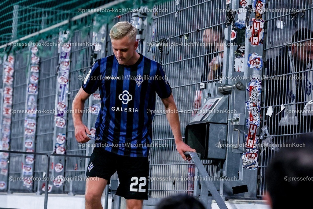 RWE04032601088 | 2026.03.04, Fußball, 3.Liga Herren, Rot-Weiss Essen -  SV Waldhof Mannheim, Stadion Hafenstraße, 27.Spieltag, Saison 2025 / 2026: Janne Sietan (Waldhof Mannheim #22) am Zaun bei den Ultras  nach dem Böllerwurf aus dem Gästeblock der zu einer Spielunterbrechung geführt hat DFB regulations prohibit any use of photographs as image sequences and or quasi-video.