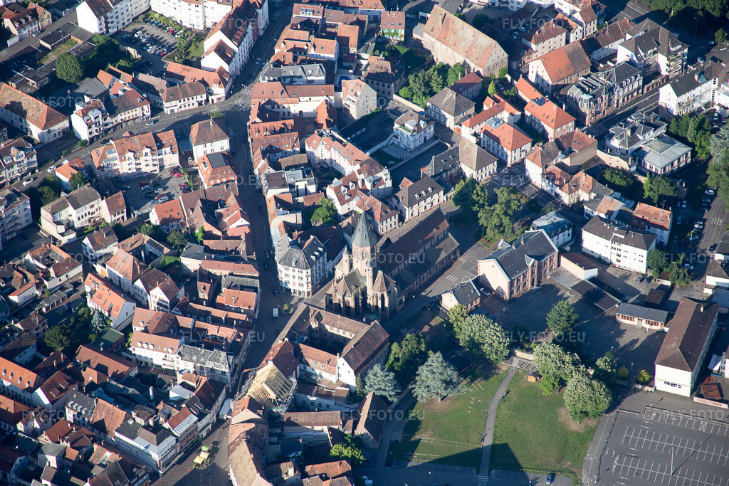 Vue aérienne: L'église Saint-Georges, située dans le centre historique de Haguenau. à Hagenau dans le département Bas Rhin, France – .Photo: IMG_082952.jpg prise le 26/06/2015 par Werner Riehm/FLY-FOTO.eu – Résolution de l'original: 5472 x 3648 px