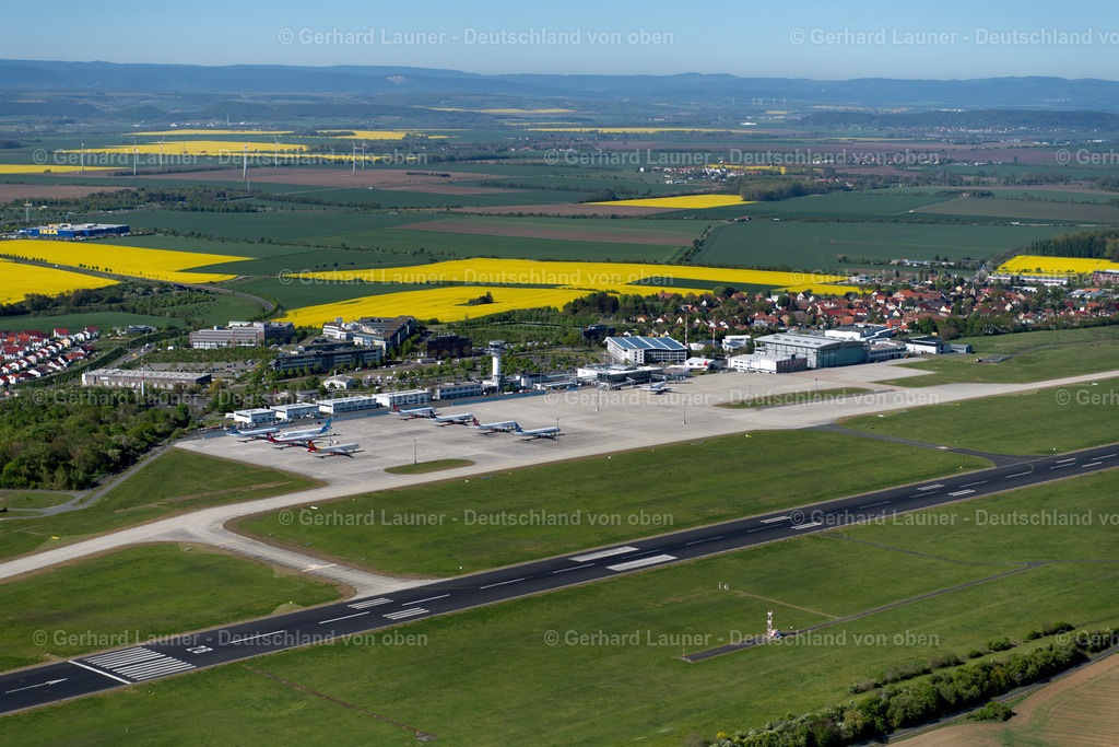 4026327 | ERFURT 07.05.2020 Start- und Landebahnen mit Rollwegen Hangaranlagen und Terminals auf dem Gelände des Flughafen im Ortsteil Bindersleben in Erfurt im Bundesland Thüringen, Deutschland. Weiterführende Informationen bei: Flughafen Erfurt GmbH. // Runway with hangar taxiways and terminals on the grounds of the airport in the district Bindersleben in Erfurt in the state Thuringia, Germany. Further information at: Flughafen Erfurt GmbH. Foto: Gerhard Launer