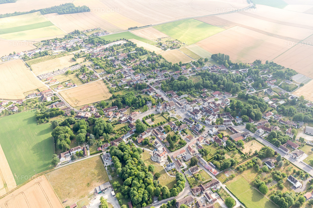 Aerial view: View of the town in Auxon in the state Aube, France. – Photo: IMG_101320.jpg taken on 06/25/2017 by Werner Riehm/FLY-FOTO.com – Resolution of the original: 5087 x 3391 px