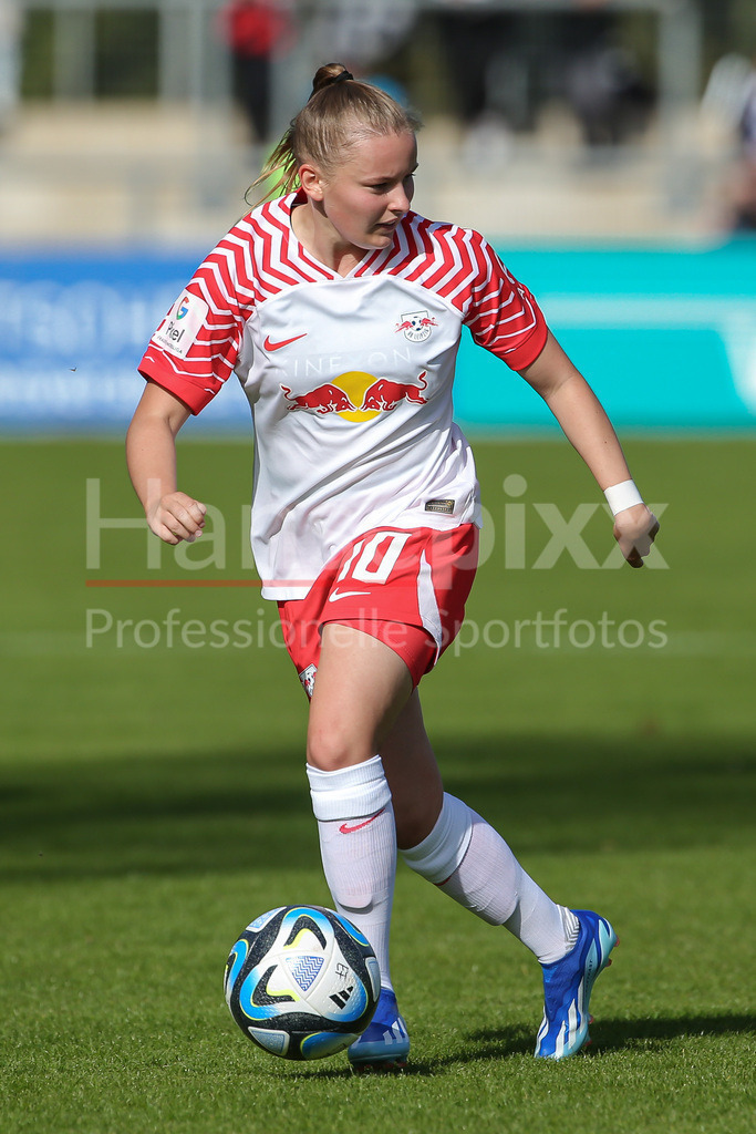 Fussball, Google Pixel Frauen-Bundesliga, Eintracht Frankfurt - RB Leipzig | v.li.: Vanessa Fudalla (RB Leipzig, 10) Freisteller, Einzelbild, Ganzkörper, Aktion, Action, Spielszene, DIE DFB-RICHTLINIEN UNTERSAGEN JEGLICHE NUTZUNG VON FOTOS ALS SEQUENZBILDER UND/ODER VIDEOÄHNLICHE FOTOSTRECKEN. DFB REGULATIONS PROHIBIT ANY USE OF PHOTOGRAPHS AS IMAGE SEQUENCES AND/OR QUASI-VIDEO.
