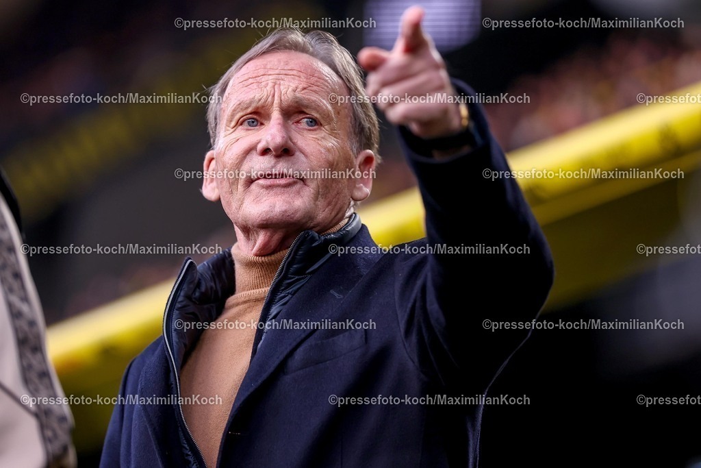 BVB21032602089 | 21.03.2026, Fußball, Borussia Dortmund - Hamburger SV, 1. Fußball Bundesliga, 27. Spieltag, Signal Iduna Park, Saison 2025 2026: Präsident Hans-Joachim Watzke (BVB #jw) zeigt nach Vorne gestikulierend Gestik    DFB regulations prohibit any use of photographs as image sequences and or quasi-video.