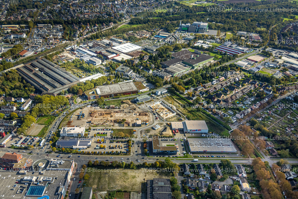 Dinslaken241008939 | Luftbild, Abriss und Baustelle Gewerbegebiet Erschließung an der Hans-Böckler-Straße, Gewerbegebiet ThyssensStraße mit MCS Werksgelände, hinten am Wald DHE Dinslakener Holz- Energiezentrum GmbH, unten links Aldi Supermarkt mit Solardach, Averbruch, Dinslaken, Ruhrgebiet, Nordrhein-Westfalen, Deutschland