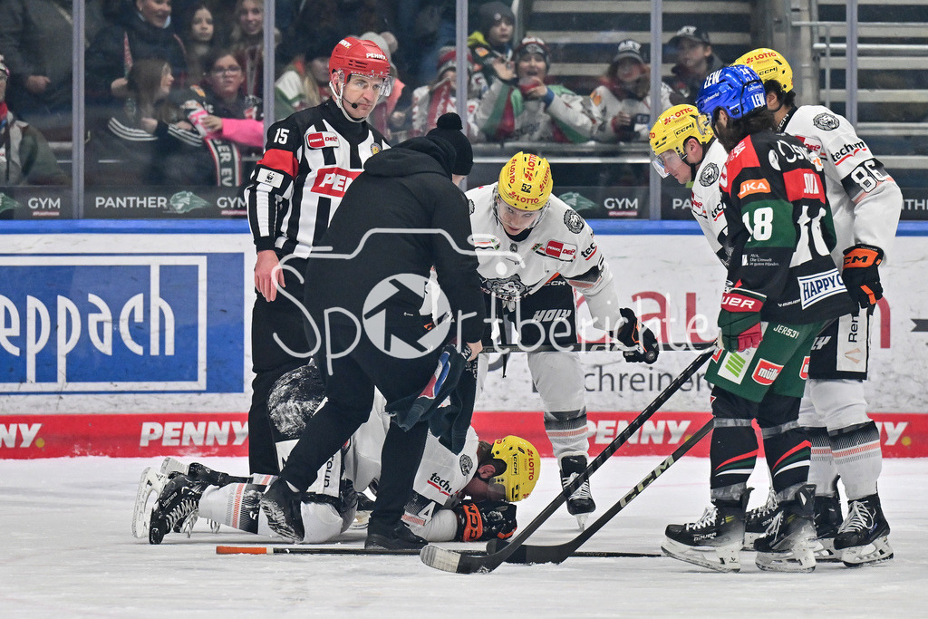 Augsburger Panther - Löwen Frankfurt  | der vom Puck getroffene Reid McNEILL (Löwen Frankfurt #4) muss verletzt vom Eis gebracht werden / DEL: Augsburger Panther - Loewen Frankfurt, Curt Frenzel Stadion am 12.01.2025