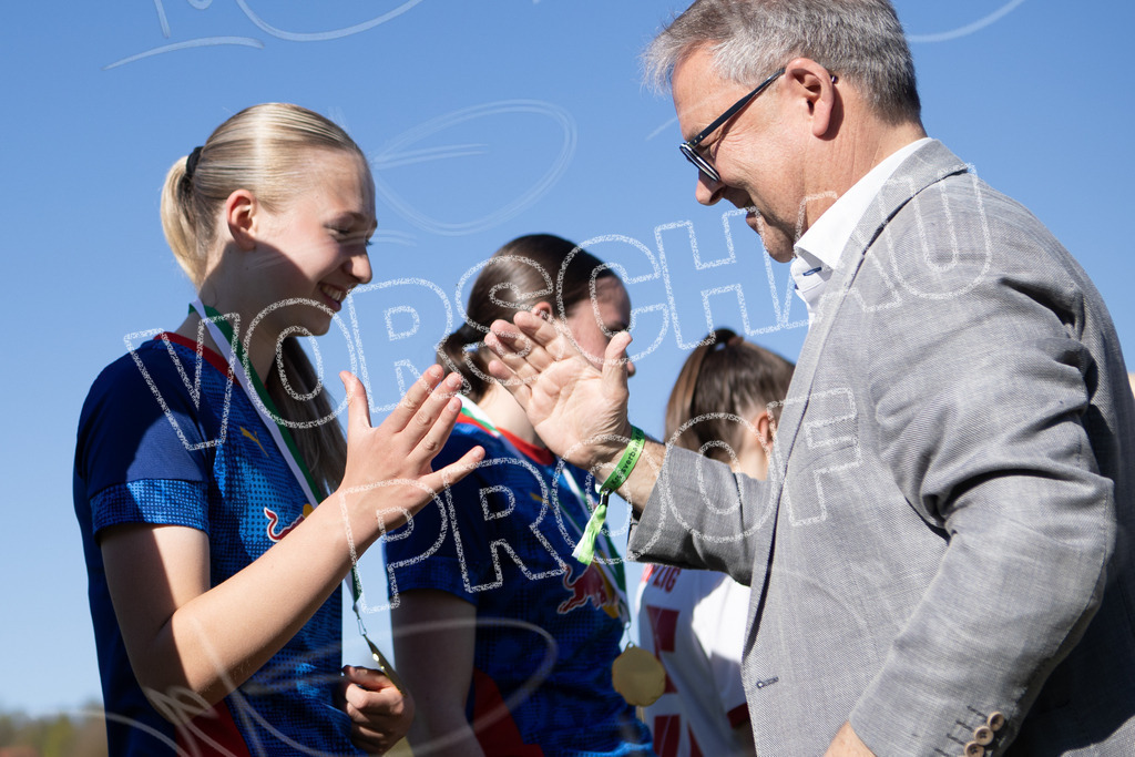 Gipfeltreffen der Frauen: Finale um den Sachsenlotto Landespokal 2026 | Am 1. Mai 2026 trafen im Endspiel des Sachsenlotto Landespokals die Frauen des Chemnitzer FC und die zweite Mannschaft von RasenBallsport Leipzig aufeinander. Vor stimmungsvoller Kulisse kämpften beide Teams ab 15:00 Uhr um die begehrte Trophäe des sächsischen Fußballs. Diese Galerie zeigt die Highlights, packende Zweikämpfe und die emotionalsten Momente des Finaltags. - Realisiert mit Pictrs.com