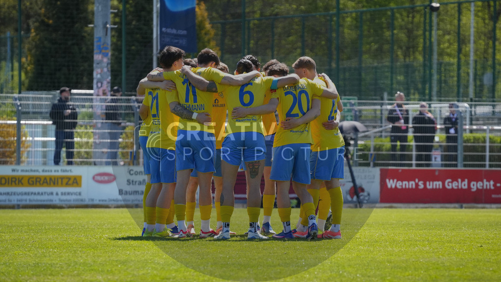 Fußball, Herren, Saison 2025/2026, Regionalliga Nordost, 31. Spieltag, FSV 63 Luckenwalde vs. FSV Zwickau, Sonntag 26.04.2026, Werner-Seelenbinder-Stadion Luckenwalde | Fußball, Herren, Saison 2025/2026, Regionalliga Nordost, 31. Spieltag, FSV 63 Luckenwalde vs. FSV Zwickau, Sonntag 26.04.2026, Werner-Seelenbinder-Stadion Luckenwalde, Im Bild: Der Mannschaftskreis des FSV 63 Luckenwalde. - Realisiert mit Pictrs.com