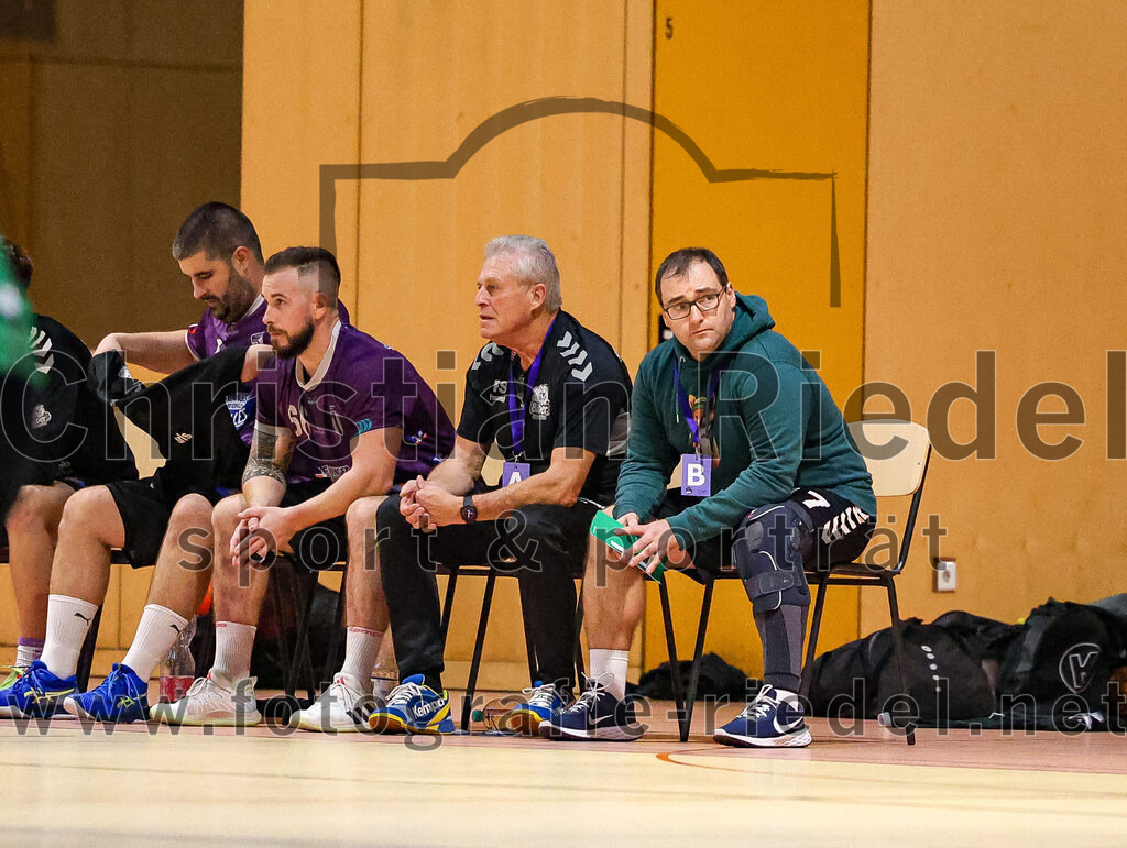 2024-09-21_088_SpVgg_Altenerding_gegen_TSV_1861_Mainburg | Erding, Deutschland, 21.09.2024:Handball, Bezirksoberliga Männer 2024 / 2025, 1. Spieltag, SpVgg Altenerding gegen TSV 1861 Mainburg, Endergebnis: 36:20Christian Loris (SpVgg Altenerding, #11), Sebastian Förster (SpVgg Altenerding, #66), Roland Stelzer (SpVgg Altenerding), Trainer Simon Klawe (SpVgg Altenerding)Foto: Christian Riedel / fotografie-riedel.net