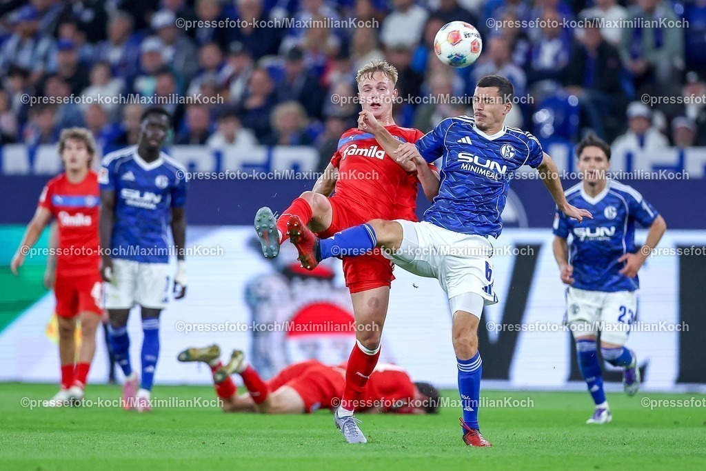 S0413092501106 | 13.09.2025, Fußball, FC Schalke 04 - Holstein Kiel, 5.Spieltag, 2. Fußball Bundesliga, Veltins-Arena Gelsenkirchen, Saison 2025 2026: Kasper Davidsen (Holstein Kiel #15) im Zweikampf gegen  Ron Schallenberg (Schalke04 #06) DFB regulations prohibit any use of photographs as image sequences and or quasi-video.