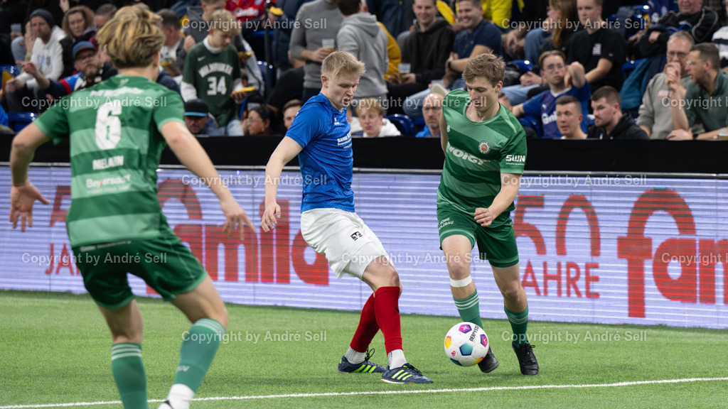SHFV Lotto Masters 2024 | 20240113_7737, 13.01.2024, SHFV Lotto Masters 2024, Gruppe B, TSB Flensburg (blau) vs. PSV Neumünster (grün), -tsb / Mats Melahn (PSV #6) &amp; Paul Sachse (PSV #4) - Realisiert mit Pictrs.com