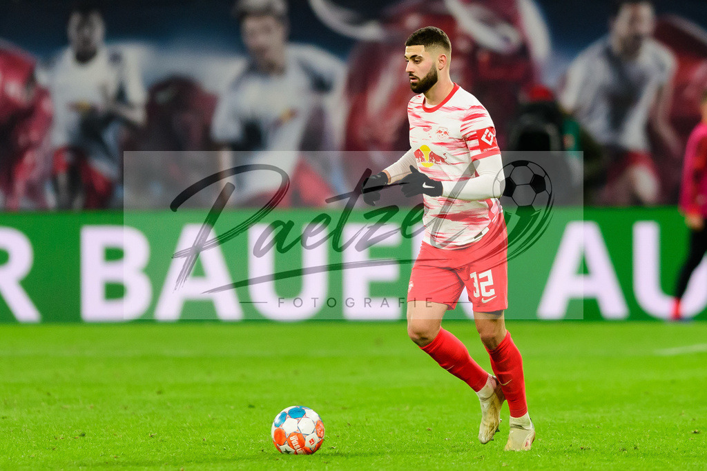 RBLLEV20211128_169 | Fussball, Herren: Josko Gvardiol (RB Leipzig) in Aktion, am Ball, Einzelaktion bei dem Spiel der 1. Bundesliga zwischen RB Leipzig und Bayer 04 Leverkusen in der Red Bull Arena am 28.11.2021 in Leipzig, Deutschland.DFB / DFL REGULATIONS PROHIBIT ANY USE OF PHOTOGRAPHS AS IMAGE SEQUENCES AND/OR QUASI-VIDEO. - Realisiert mit Pictrs.com