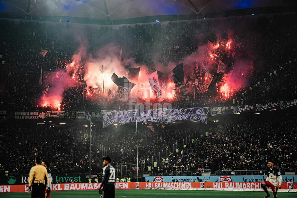 Fußball | Männer | Saison 2025/2026 | 1. Fußball-Bundesliga | 15. Spieltag | Hamburger SV vs. Eintracht Frankfurt | 20.12.2025 | Pyrotechnik im Fanblock der Frankfurter