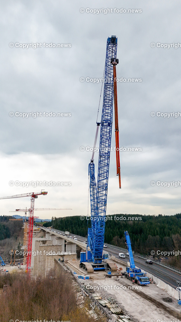 Westautobahn_ A1_ Aurachtalbruecke_ 11.03.2024-12 | 11.03.2024, Aurachkirchen, AUT, Westautobahn, A1, Aurachtalbruecke, im Bild Baustelle, Bruecke, Uebergang, Tal, Kran, Kraene, Schwerlastkran, Felbermayr, Sanierung, Asfinag, Baugeraete, Bagger, Verkehr, Drohne, Luftbild