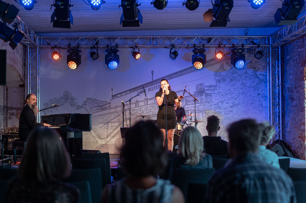 Karaoke mit Liveband | Karaoke mit Forster Family im Forte Belvedere Leisnig zum Festival Hallo Leisnig 2022. - Realisiert mit Pictrs.com