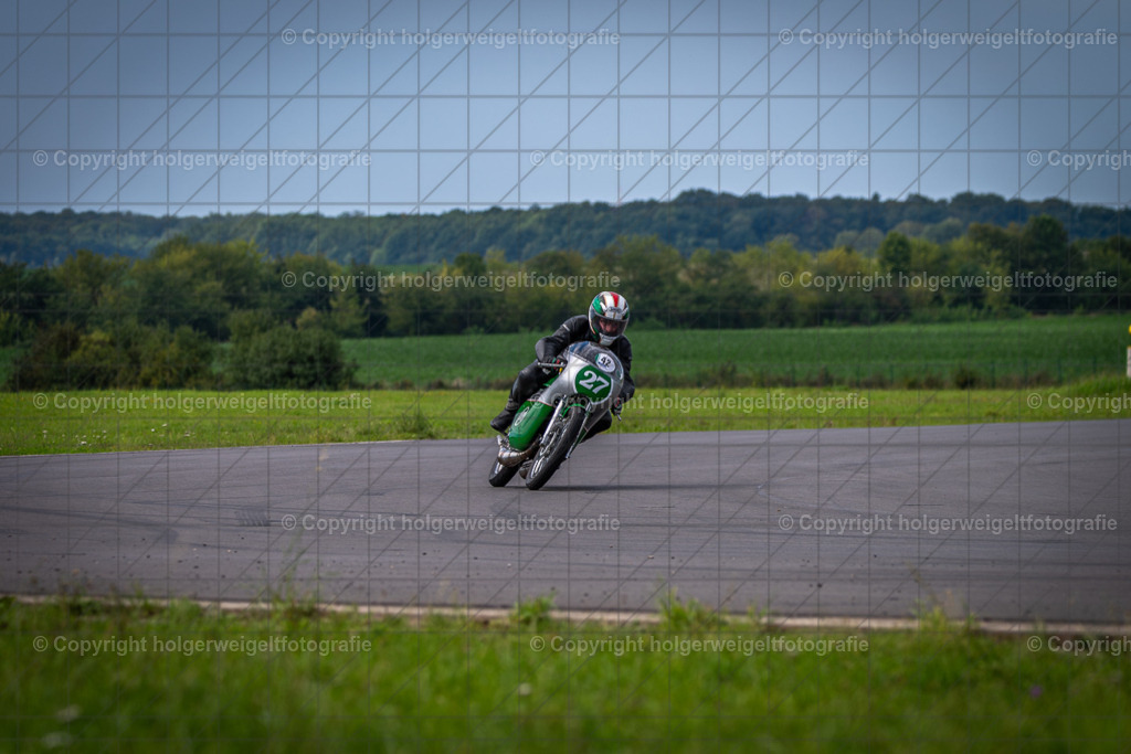 Benelli 250 C2 | Foto vom 3. Classic Motor Weekend 18. - 20. August 2023 auf dem Flugplatz in Obermehler - Realisiert mit Pictrs.com