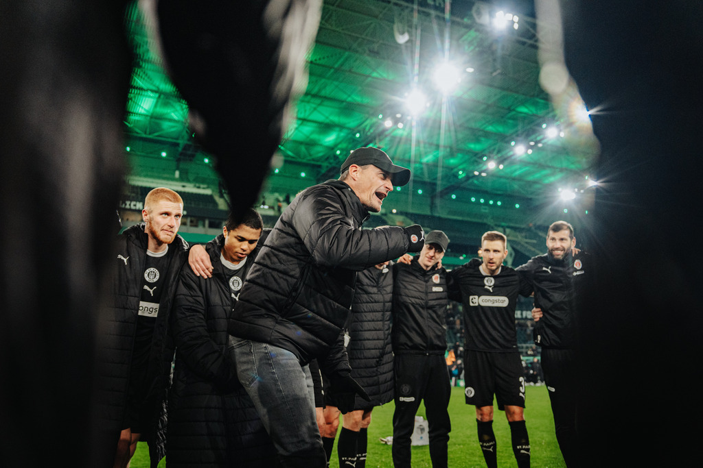 FCS05053 | Der offizielle Shop für FC St. Pauli Fotos. Wähle aus Spielszenen & Fanmomenten dein FCSP Wunschformat. Wir liefern Millerntor-Atmosphäre.