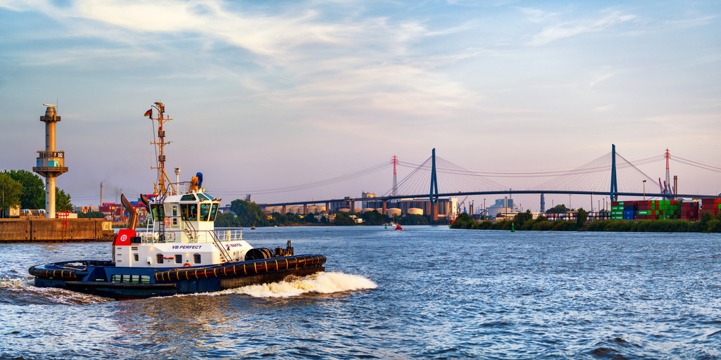 10240902 - Schlepper und Köhlbrandbrücke | Blick über die Elbe auf den Schlepper VB Perfect und die Köhlbrandbrücke.