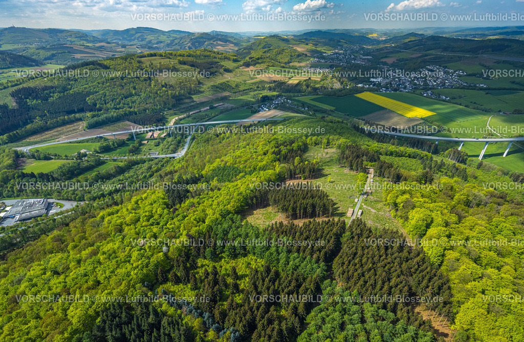 Olsberg240503242 | Luftbild, Autobahn A46 und Bundesstraße B480n mit Talbrücke Schormecke und Ruhrtalbrücke, Hügellandschaft Waldgebiet OchsenbergLandschaftsschutzgebiet, Berge und Täler mit blauem Himmel und Wolken, Blick nach Dümel, Nuttlar und Bestwig, Antfeld, Olsberg, Sauerland, Nordrhein-Westfalen, Deutschland