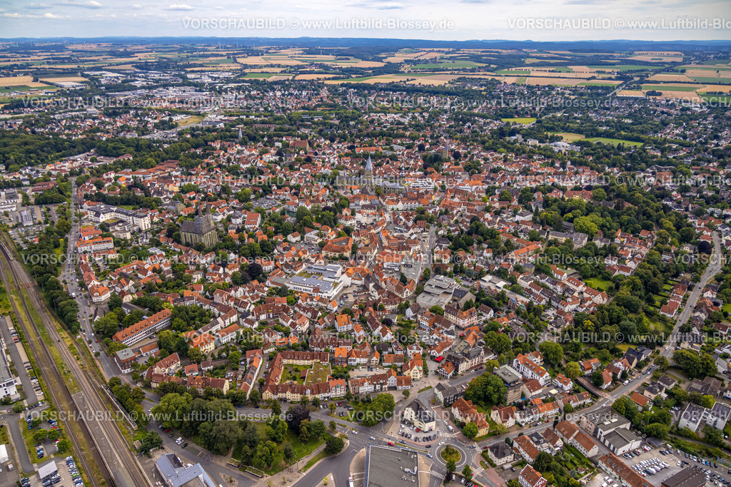 Soest240712767 | Luftbild, Ortsansicht und Altstadt mit St. Patrokli-Dom, Häuser mit roten Dächern, Fernsicht, Soest, Soester Börde, Nordrhein-Westfalen, Deutschland