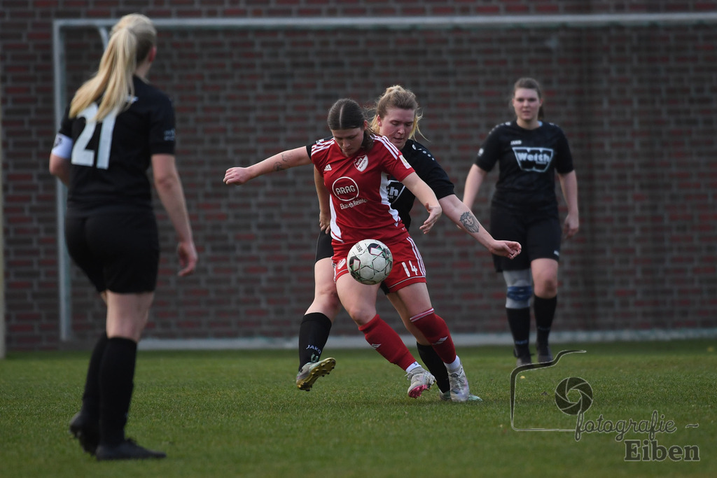 SG am Meer-SpVG Aurich U20 | Bezirksliga Frauen Nord; SG am Meer (schwarz)-SpVG Aurich U20 (rot) am 23.03.2025; in Gristede (Fehrenkampstr. 2a), Photo: Philip Eiben 2025 - Realisiert mit Pictrs.com