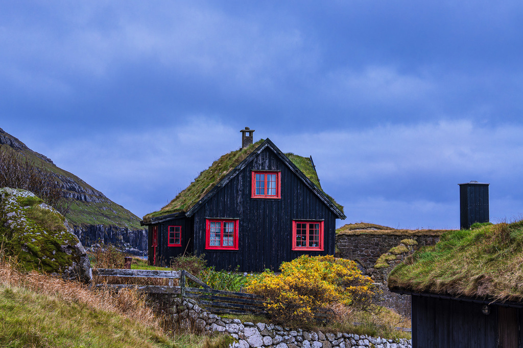 Traditionelles Haus im Dorf Kirkjubøur auf den Färöer Inseln | Traditionelles Haus im Dorf Kirkjubøur auf den Färöer Inseln.