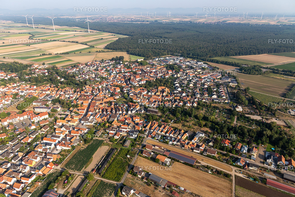 Ortsansicht am Rande von landwirtschaftlichen Feldern und Nutzflächen | Luftbild: Ortsansicht am Rande von landwirtschaftlichen Feldern und Nutzflächen in Rheinzabern im Bundesland Rheinland-Pfalz in Deutschland. Foto: IMG_122161.jpg vom 11.08.2020 durch ©2025 Werner Riehm fly-foto.de/copyright - Realisiert mit Pictrs.com