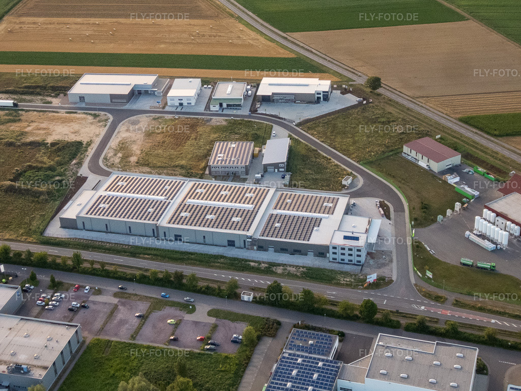 Luftbild: Gewerbepark W II mit Klarsicht-Verpackungen Weber GmbH in Herxheim bei Landau im Bundesland Rheinland-Pfalz in Deutschland. Foto: P7130243.jpg vom 13.07.2017 durch Werner Riehm/FLY-FOTO.deWir sind Weber: Ihr Full-Service Verpackungsunternehmen