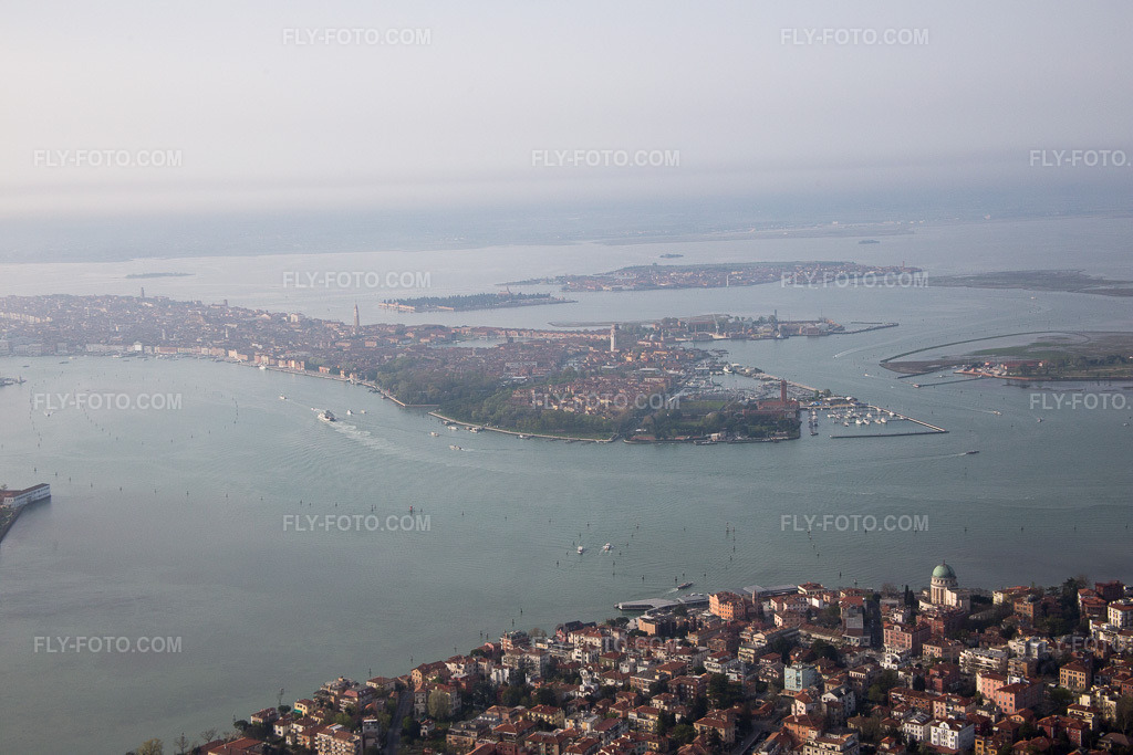 Aerial view: View of the town in Fossone d'Adige in the state Veneto, Italy. – Photo: IMG_087500.jpg taken on 04/06/2016 by Werner Riehm/FLY-FOTO.com – Resolution of the original: 5472 x 3648 px