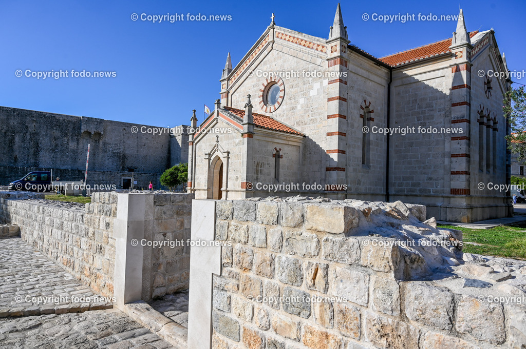 Kroatien_ Ston_ 12.10.2023-2 | 12.10.2023, Kroatien, HRV, Ston im Bild Stadtansichten, Gebauede, Mauer, Gastronomie, Tourismus, Touristen, Sehenswuerdigkeiten

Ston ist eine Kleinstadt auf der Halbinsel Pelješac im Sueden Kroatiens. Sie gehoert zur Gespanschaft Dubrovnik-Neretva. Die Befestigungen um die Stadt kontrollierten den Zugang zum Pelješac.