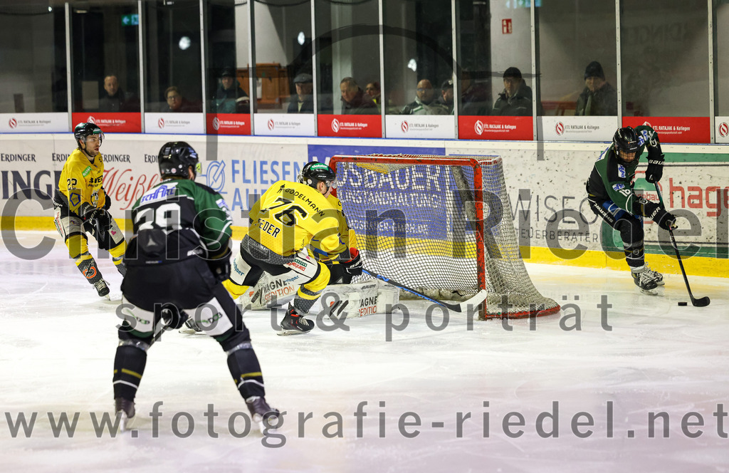 2023-02-10_092_TSV_Erding_gegen_ERSC_Amberg | Erding, Deutschland, 10.02.2023:
Eishockey, Bayernliga Meisterrunde Gruppe B 2022 / 2023, 3. Spieltag, TSV Erding gegen ERSC Amberg, Endergebnis: 6:3

Brett Mennear (ERSC Amberg, #22), Thomas Plihal (Erding Gladiators, #39), Felix Feder (ERSC Amberg, #76), Daniel Krzizok (Erding Gladiators, #18)

Foto: Christian Riedel / fotografie-riedel.net