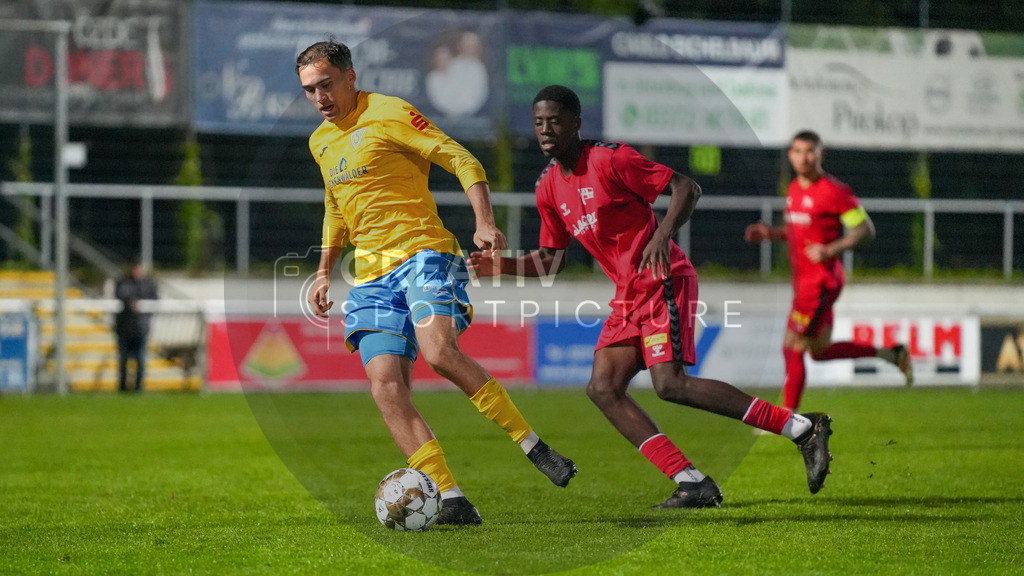 Fußball, Herren, Saison 2025/2026, Regionalliga Nordost, 8. Spieltag, FSV 63 Luckenwalde vs. FC Hertha 03 Zehlendorf, Dienstag 16.09.2025, Werner-Seelenbinder-Stadion Luckenwalde, | Fußball, Herren, Saison 2025/2026, Regionalliga Nordost, 8. Spieltag, FSV 63 Luckenwalde vs. FC Hertha 03 Zehlendorf, Dienstag 16.09.2025, Werner-Seelenbinder-Stadion Luckenwalde, Im Bild: Nanitonda Quiala (l. Zehlendorf) und Simon Gollnack (r. Luckenwalde) - Realisiert mit Pictrs.com