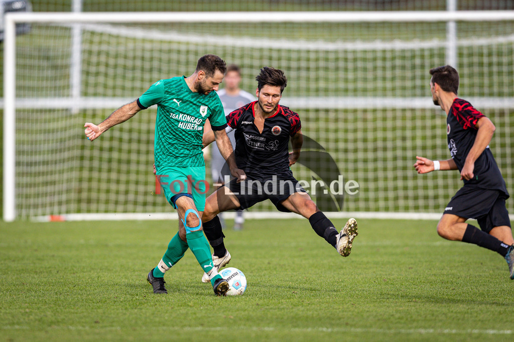 SV Haunshofen gegen SV Unterhausen | Fußball Herren A-Klasse Gruppe 5 Zugspitze 2025/26 12. Spieltag, SV Haunshofen gegen SV Unterhausen, 20251019,Zweikampf,2025-10-19 in Haunshofen (Sportplatz Haunshofen), Tim FREIWALD (SV Haunshofen 22), Christoph SCHILCHER (SV Unterhausen Kapitän 10)Copyright: WolfgangxLindner www.foto-lindner.de