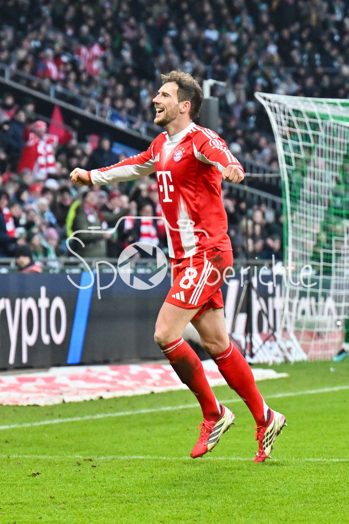 SV Werder Bremen - FC Bayern München | BREMEN, GERMANY - 14. FEBRUARY: Jubel der Bayern nach dem Treffer zum 0-3 durch Harry Leon GORETZKA (FC Bayern Munich 8)  Tor / Torschuetze / Freude / Happy während dem Bundesligamatch zwischen dem SV Werder Bremen und dem FC Bayern München am 22. Spieltag im Weserstadion / DFL REGULATIONS PROHIBIT ANY USE OF PHOTOGRAPHS AS IMAGE SEQUENCES AND/OR QUASI-VIDEO