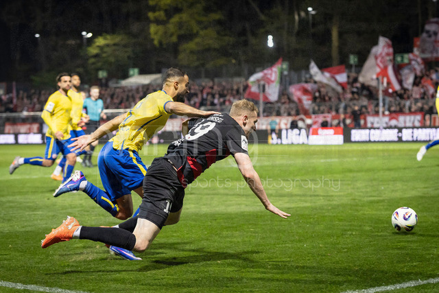 Third Division, FC Viktoria Köln vs Rot-Weiss Essen, 22.03.2026 | KÖLN, GERMANY - MARCH 22: Meiko Sponsel (Viktoria Köln, 19) and Ramien Safi (Rot-Weiss Essen, 7) during the third division match on gameday 30 between FC Viktoria Köln vs Rot-Weiss Essen at Sportpark Höhenberg on March 22, 2026 in Köln, Germany. DFL REGULATIONS PROHIBIT ANY USE OF PHOTOGRAPHS AS IMAGE SEQUENCES AND/OR QUASI-VIDEO.