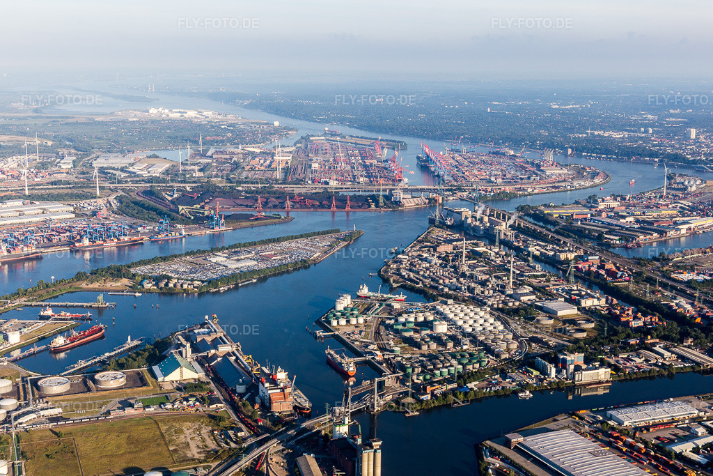 Luftbild: Containerhafen des Waltershofer Hafen hinter der Insel des BLG AutoTerminal Hamburg GmbH & Co. KG im Ortsteil Wilhelmsburg in Hamburg im Bundesland Hamburg in Deutschland.Foto: IMG_110269.jpg vom 18.08.2018 durch Werner Riehm/FLY-FOTO.deGlobaler Logistik-Dienstleister seit 1877 | BLG LOGISTICSDer Hamburger Hafen | Hafen Hamburg