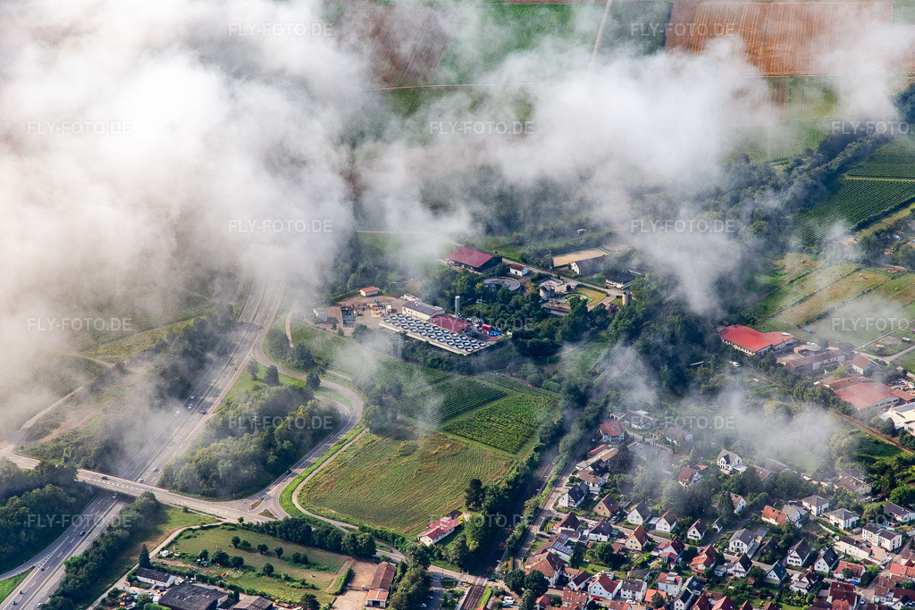 Luftbild: Tiefe Wolken über dem Geothermiekraftwerk Insheim in Insheim im Bundesland Rheinland-Pfalz in Deutschland. Foto: IMG_143000.jpg vom 03.08.2024 durch Werner Riehm/FLY-FOTO.deVULCAN ENERGY RESOURCES