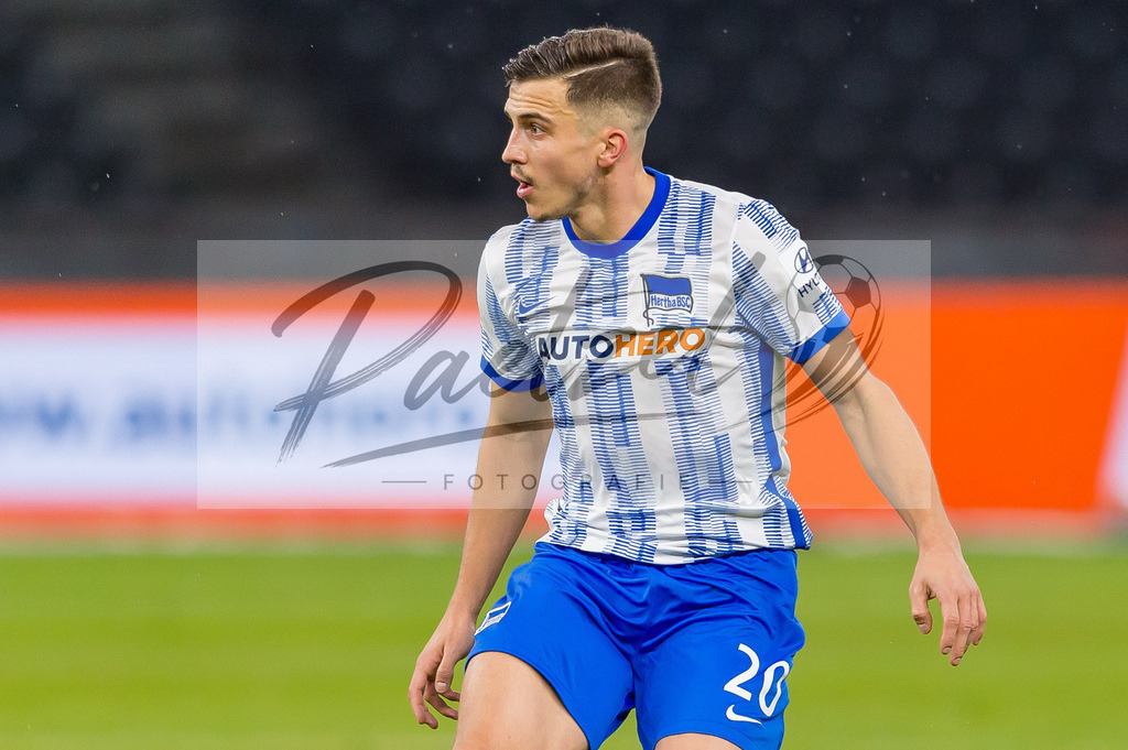 HERBOC20220204_256 | Fussball, Herren: Marc Oliver Kempf (Hertha BSC) schaut bei dem Spiel der 1. Bundesliga zwischen Hertha BSC und VfL Bochum im Olypiastadion am 04.02.2022 in Berlin, Deutschland.DFB / DFL REGULATIONS PROHIBIT ANY USE OF PHOTOGRAPHS AS IMAGE SEQUENCES AND/OR QUASI-VIDEO. - Realisiert mit Pictrs.com