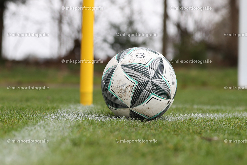 Fußball I Frauen I Saison 2025/2026 I Oberliga Schleswig-Holstein I 14. Spieltag I SV Frisia 03 Risum-Lindholm - SV Wahlstedt | Symbolbild, Fußball, Ball, Eckfahne, Ball an der Eckfahne - Realisiert mit Pictrs.com